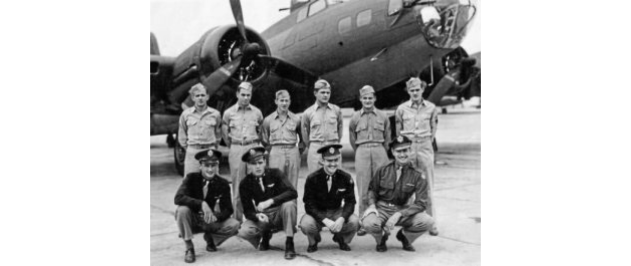 Die Stammbesatzung vor der B-17, welche in Lehnenberg abstürzte. Foto: Fohr